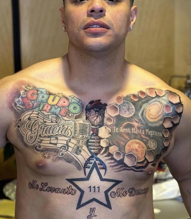 También se tatuó un corazón, una cadena de ADN y la frase que le decía su mejor amigo. Foto: IG Eduin Caz