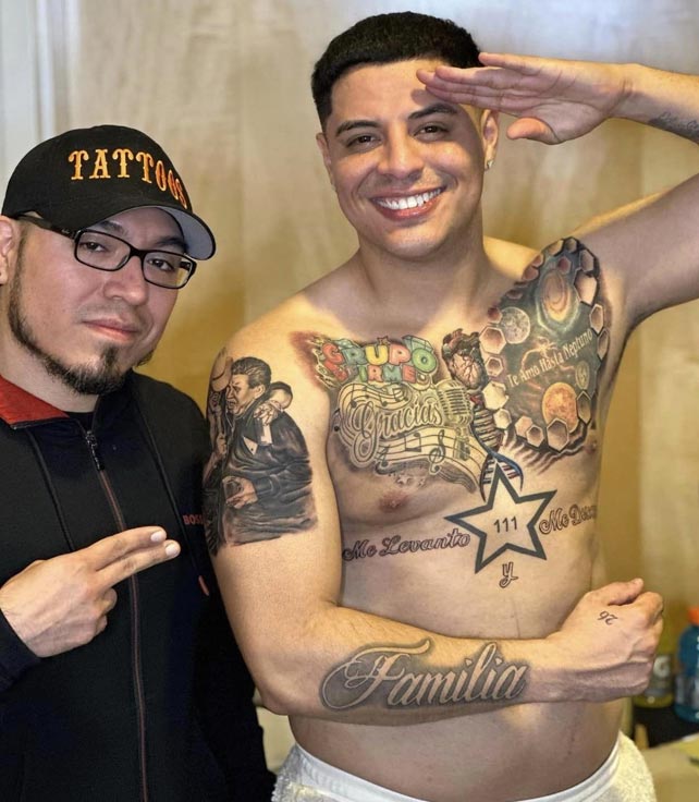 Eduin Caz y su el tatuador que le hizo el trabajo. Foto: IG Eduin Caz