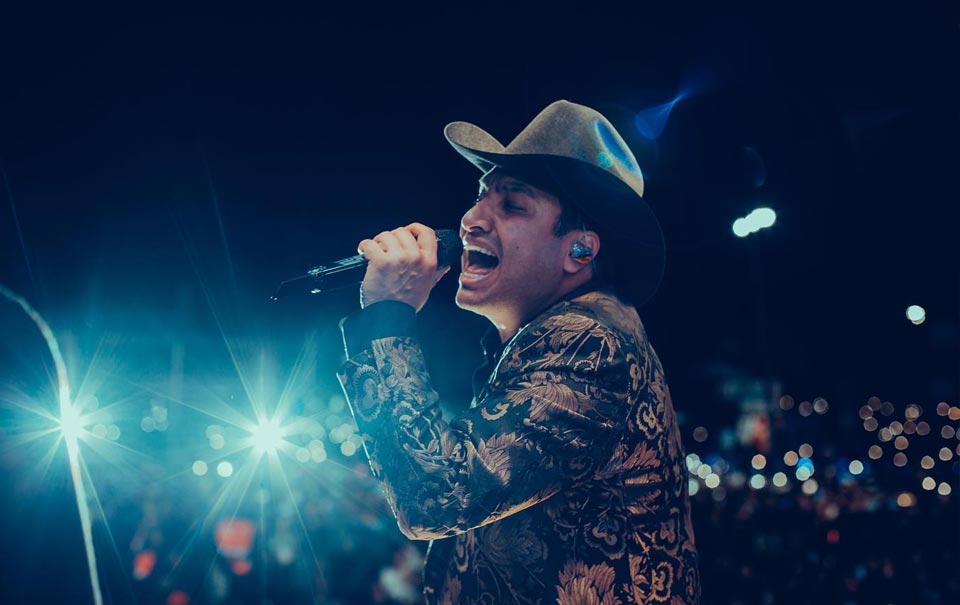 Julión Álvarez cantó ante más 100 mil personas para cerrar el año