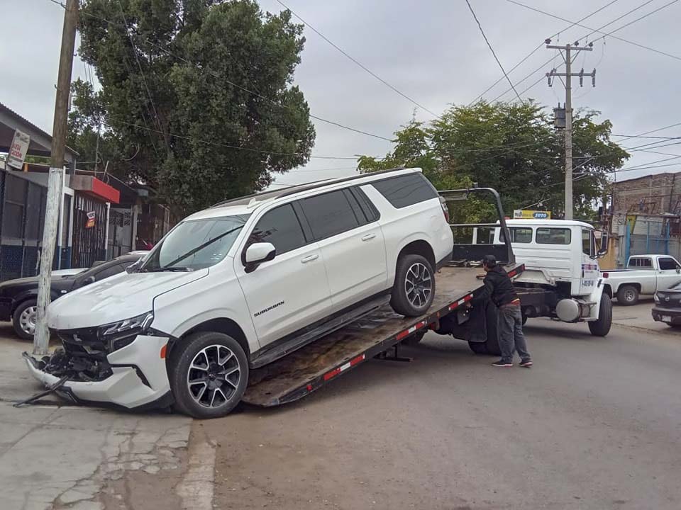 Así quedó la camioneta de Cornelio Vega Jr. Foto: Cajeme News