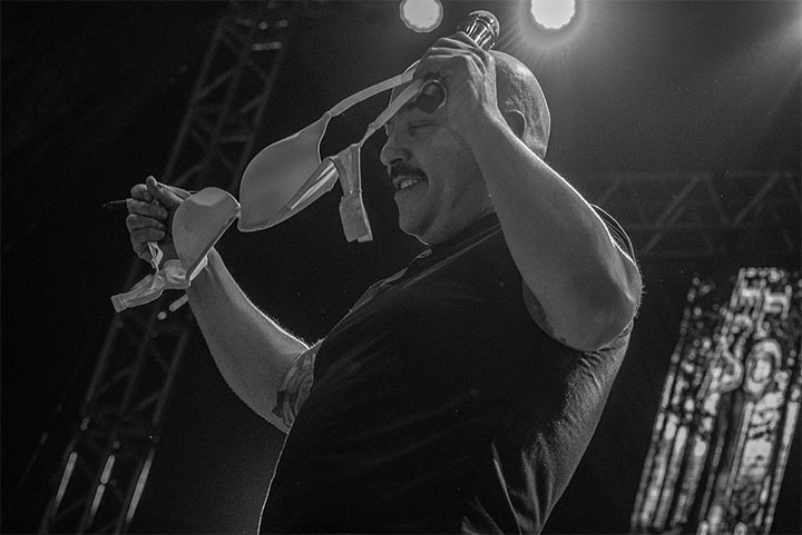 Lupillo Rivera, brasier, fan