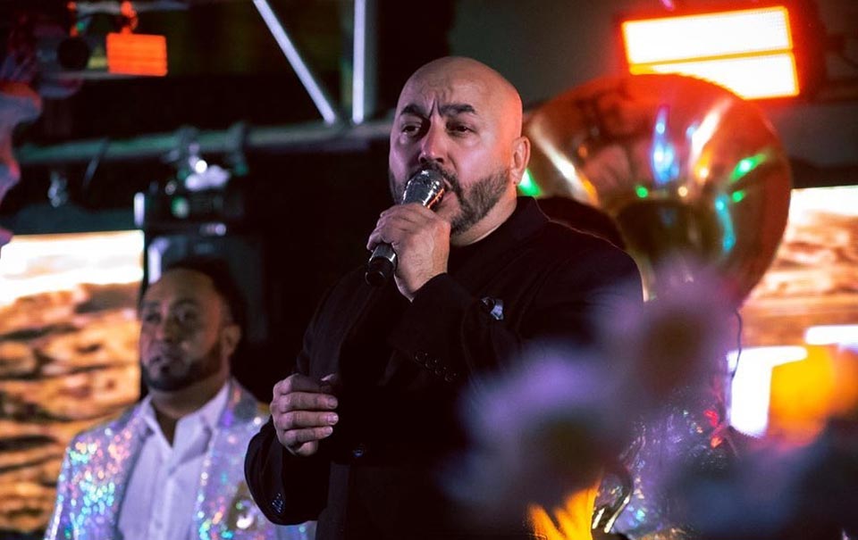 Lupillo Rivera, presume, brasier, fan