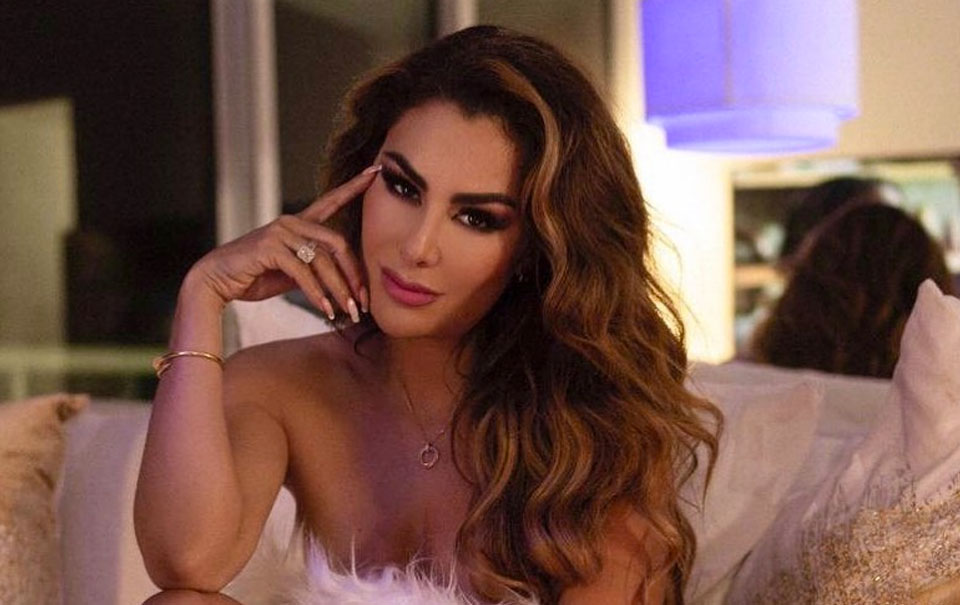 Ninel Conde posa en tanga de hilo en la nieve