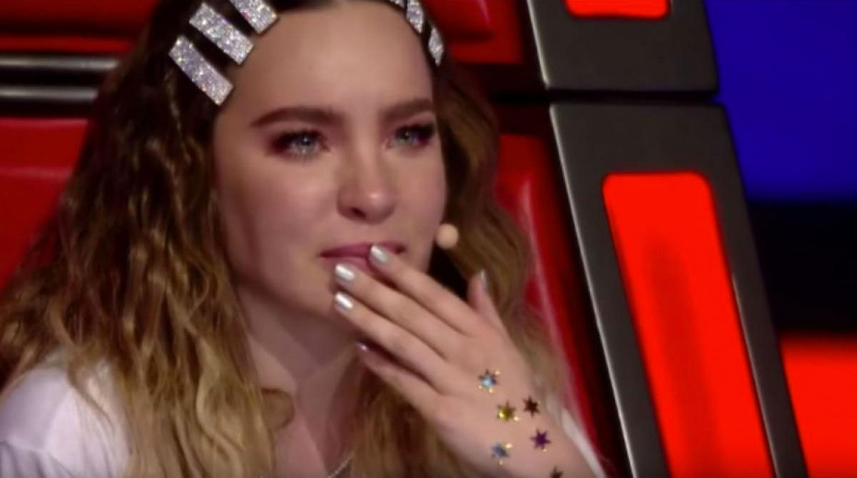 Belinda, llorando