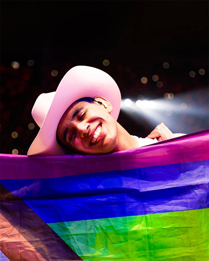 Jhonny Caz, sonrisa, bandera LGBTTI+