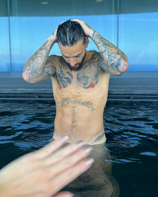 El agua tapa a Maluma de la cintura hacía abajo no se alcanza a ver demás.Foto: IG Maluma