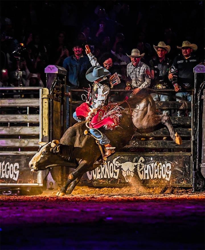 Jaripeo Sin Fronteras, Plaza México, Cuernos Chuecos