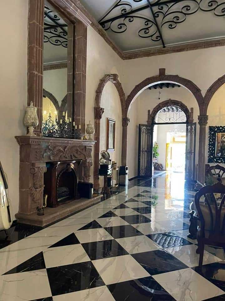 La cabrona, hotel, Marco Flores