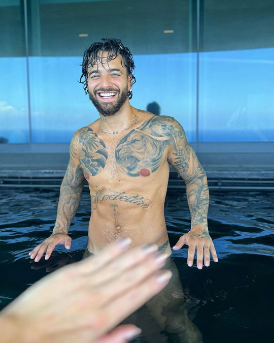 Maluma parece estar desnudo. Foto: IG Maluma