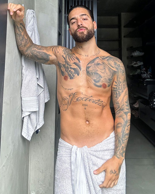 En el baño nos regaló un par de postales con cara de tímido e inocente. Foto: IG Maluma