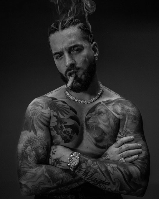 Maluma nos regaló unas instantáneas en blanco y negro, en las que optó por la pose de chico malo . Foto: IG Maluma