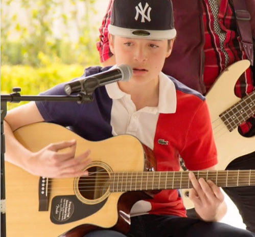 Cuando comenzaba a tocar la guitarra en algunos eventos. Foto: Especial