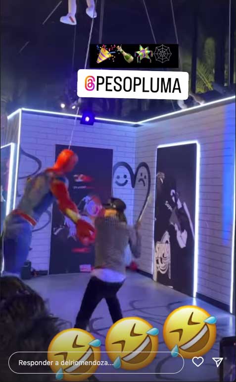 Peso Pluma rompiendo la piñata en su cumpleaños 24. Foto: IG Del Rio Mendoza