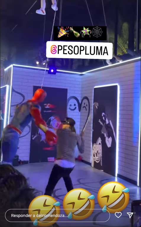 Peso Pluma rompiendo la piñata en su cumpleaños 24. Foto: IG Del Rio Mendoza