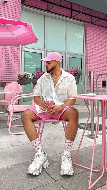 puedes usar pantalón o bermuda en color rosa pálido, con una camisa blanca, tenis del mismo color y complementas el outfit con una gorra igual a tu bermuda. Foto: Especial