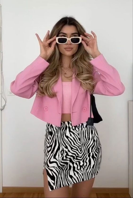 Lleva un toque de animal print al estreno de Barbie y resalta sobre las demás. Una falda con este estampado, una blusa y saco cortos en color rosa, junto a unos lentes Foto: Especial