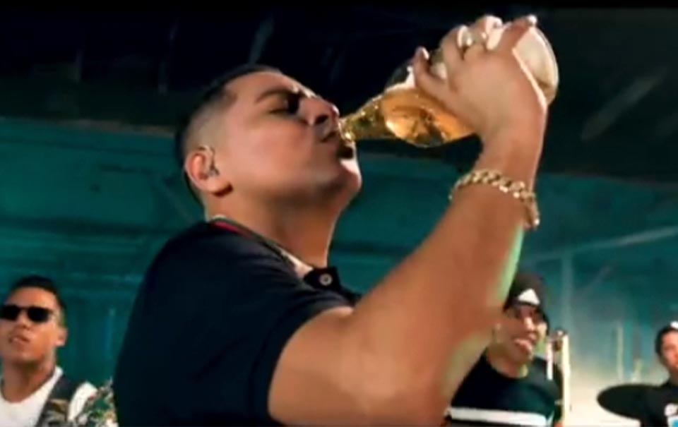 Día de la cerveza: marcas que aparecen en canciones de banda