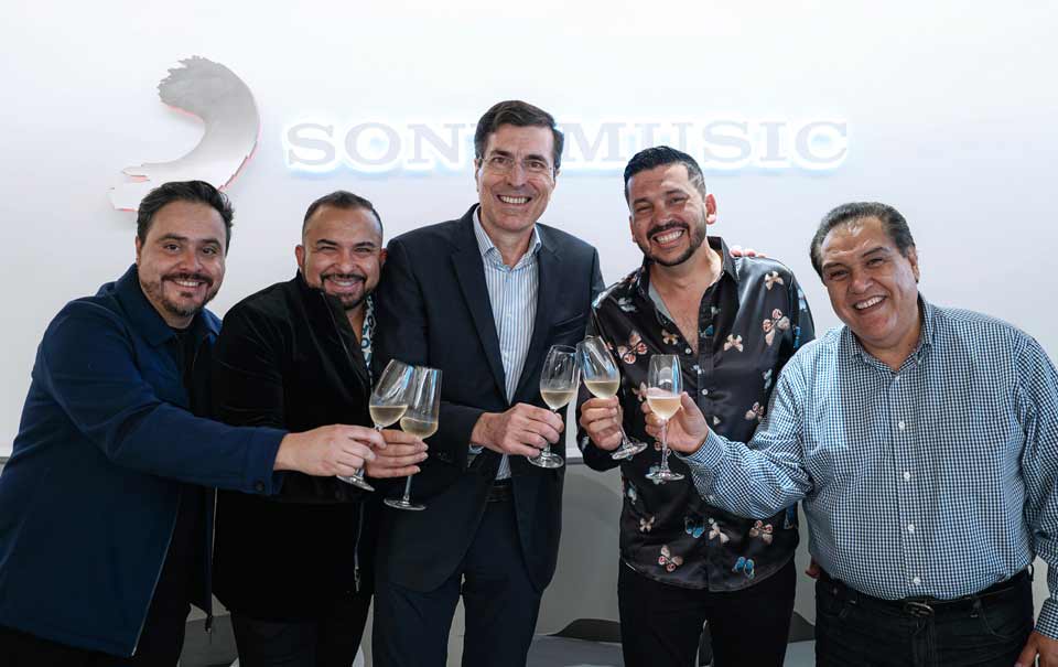 Luis Ángel “El Flaco” firma con la disquera Sony Music