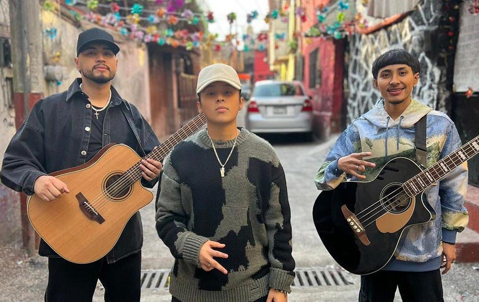 Yahritza y su Esencia bandera de México