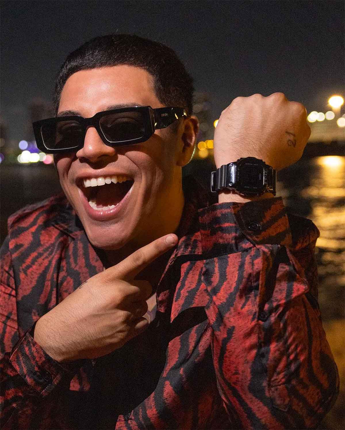 Eduin Caz presume su nuevo reloj Casio. Después de que le robaron sus joyas. Foto: IG Eduin Caz