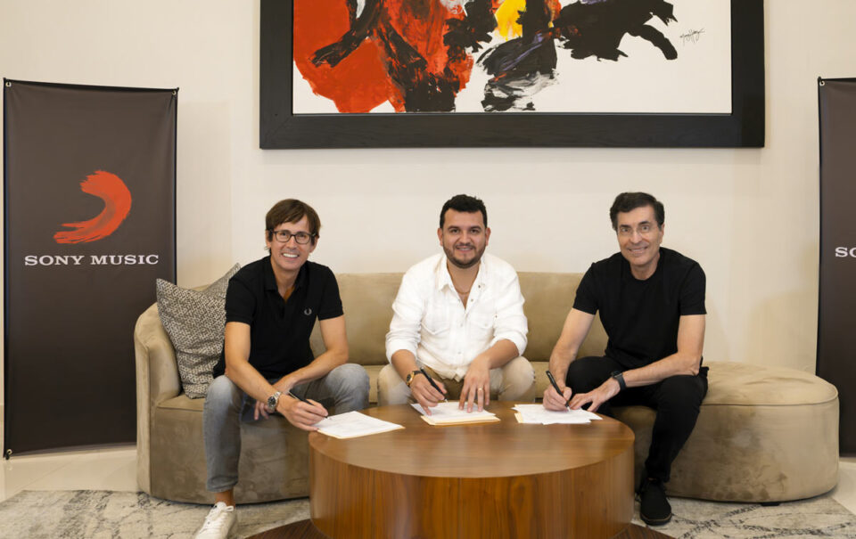 Edén Muñoz firma con la disquera Sony Music