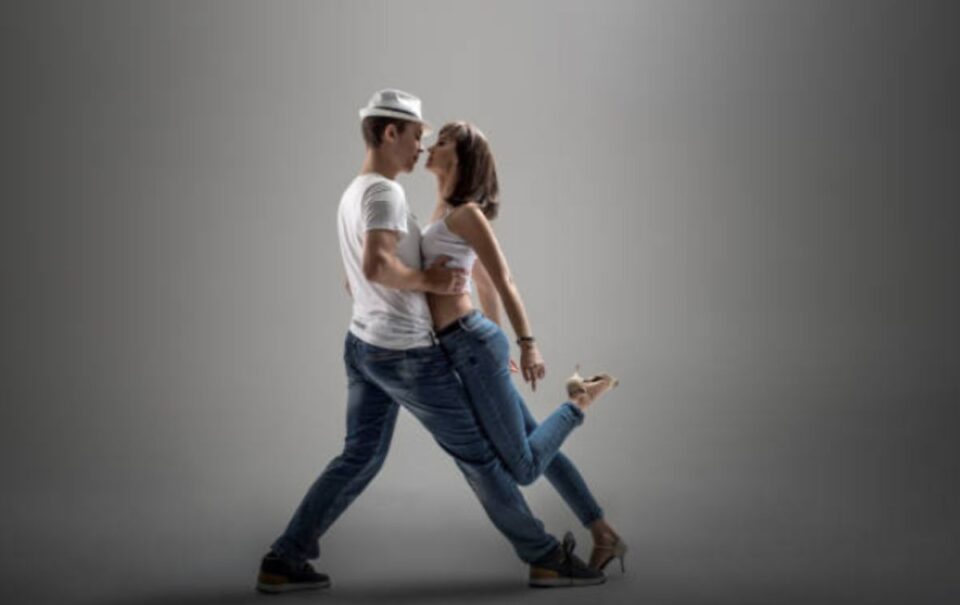 De la Calle al Escenario: La rica historia de la Bachata