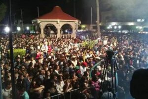 banda-machos-en-presetacion-en-plaza-publica