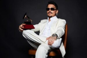 christian-nodal-posando-con-su-latin-grammy