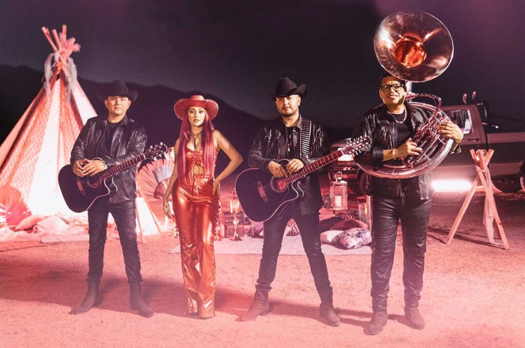 Los Plebes del Rancho y Carolina Ross Jugar a los besos, letra