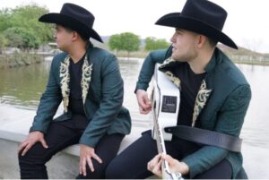 miembro-de-grupo-calibre-tocando-guitarra