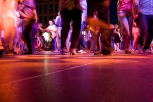 pista-de-baile-con-salsa