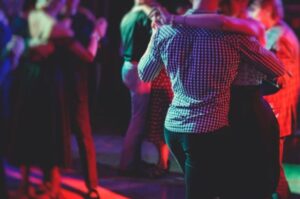El Ritmo de la Celebración: Canciones populares de la Salsa