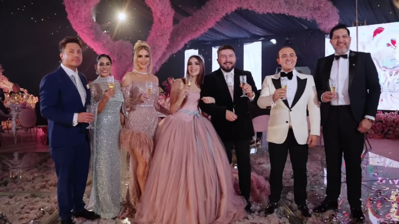 Los padrinos con la quinceañera. Foto: Captura de video