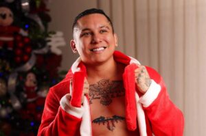 Edwin Luna se convierte en el Santa más ardiente en Navidad