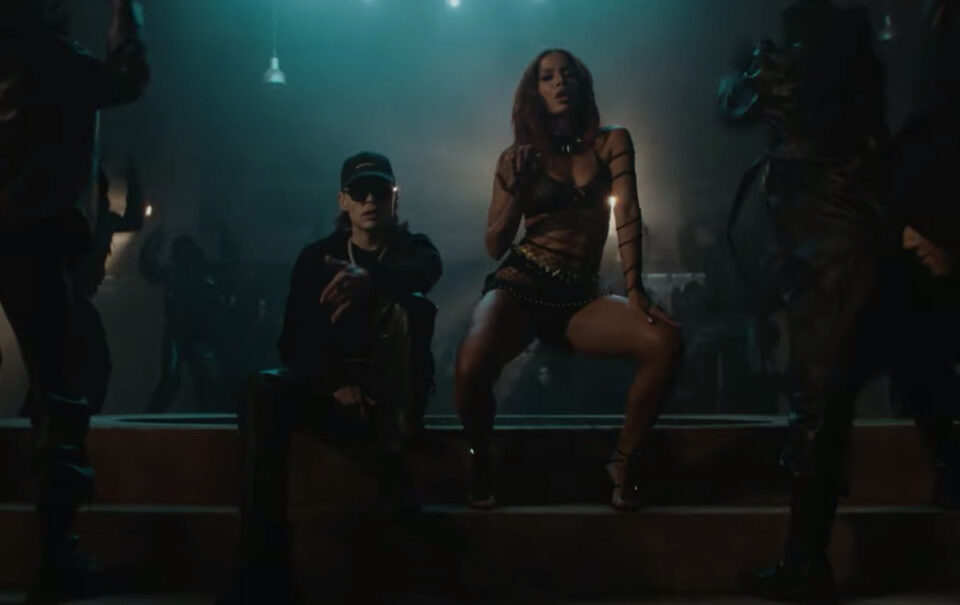 Peso Pluma se resiste a provocador baile de Anitta