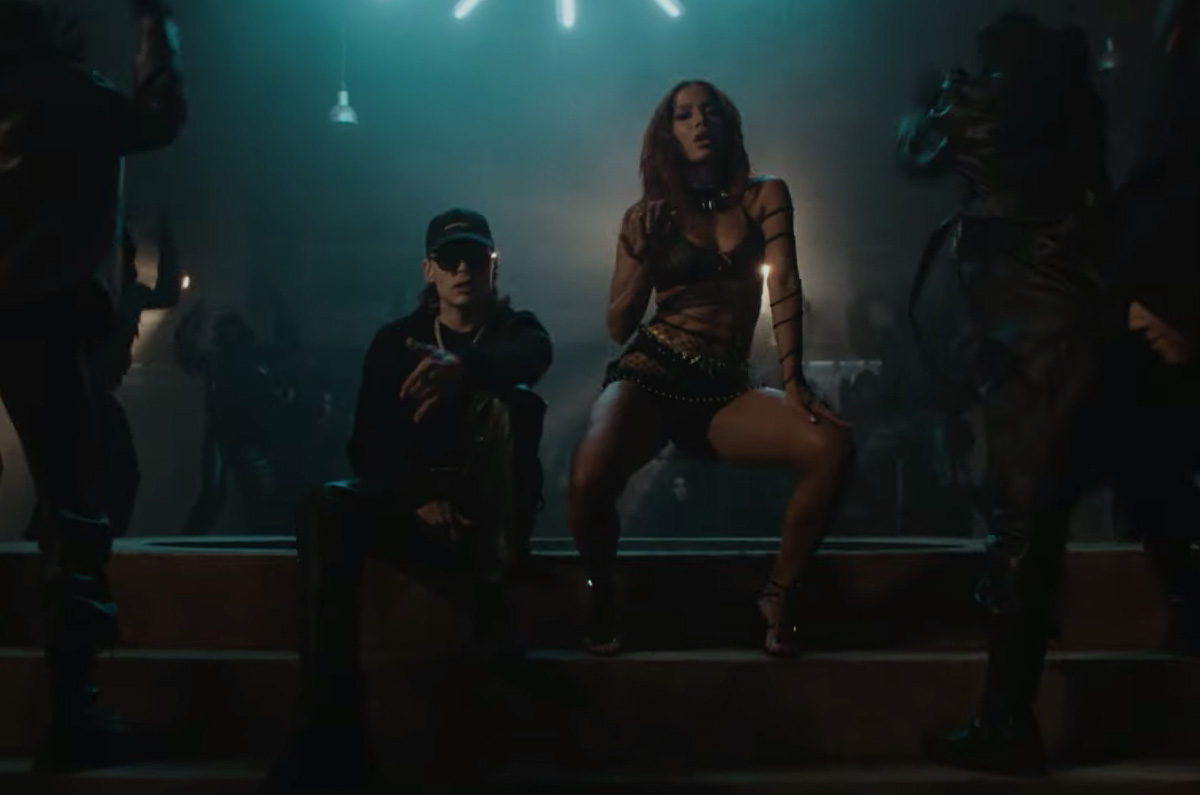 Peso Pluma se resiste a provocador baile de Anitta