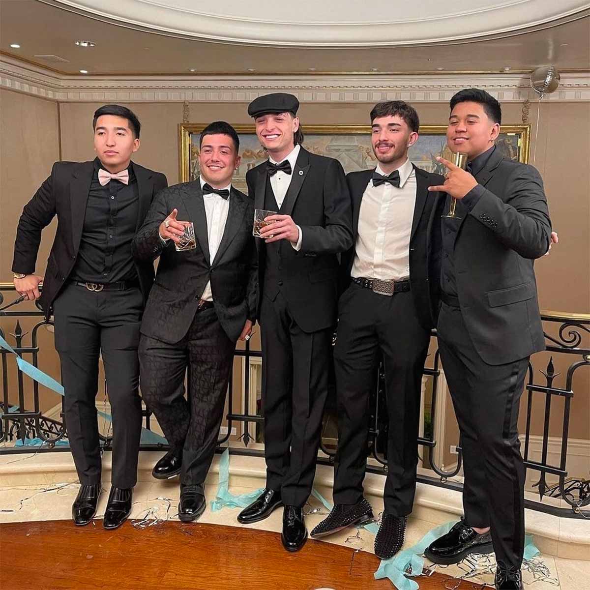 1.- Peso Pluma y Eslabón Armado “Ella Baila Sola”