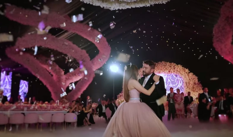 No podía faltar el vals con el papá. Foto: Captura de video