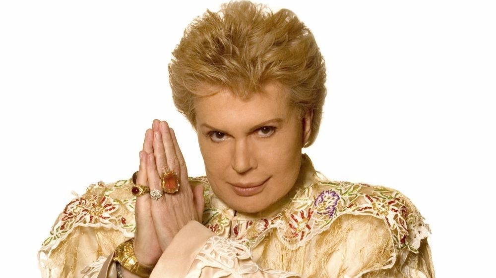 Walter Mercado era un reconocido astrólogo que se distinguía por sus atuendos extravagantes. Foto: Especial/