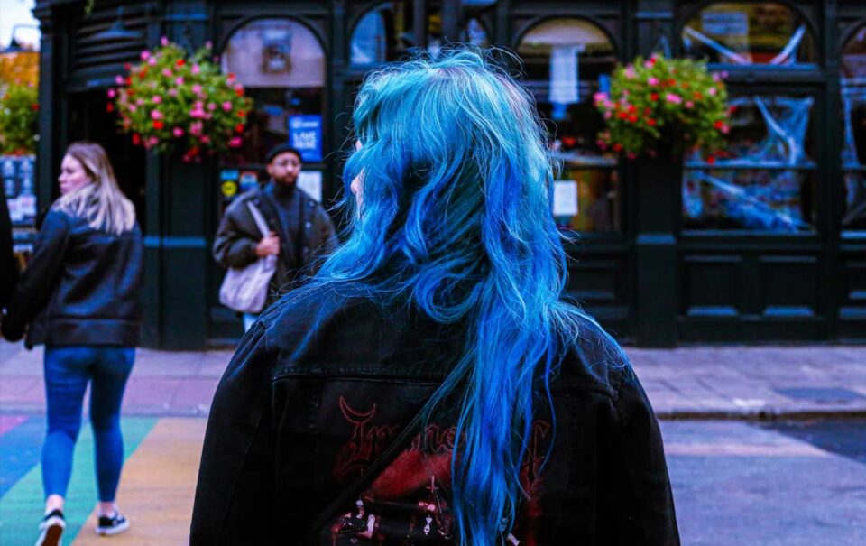 Alumna gana amparo a escuela para ir con el cabello azul