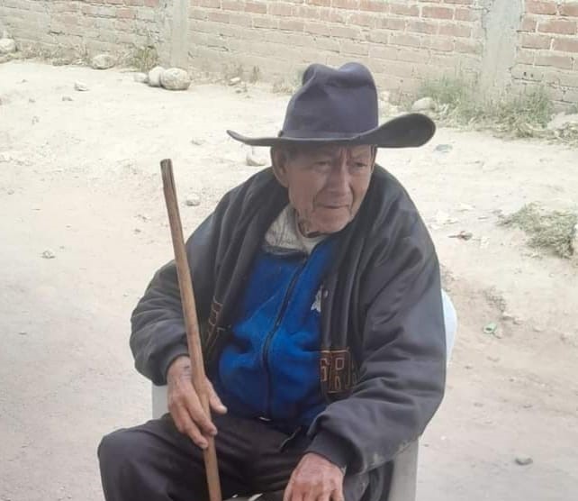 Asaltan a abuelito y vecinos lo sorprenden con gran gesto