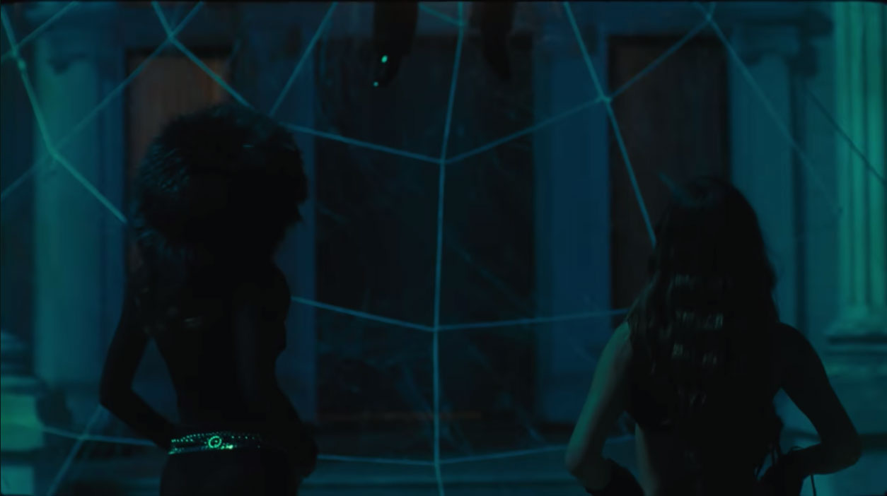 ¿Crees que son Belinda y Cazzu las que ven a Nodal al final del videoclip? Foto: Captura de pantalla