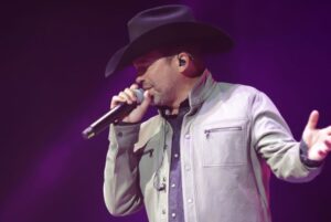 bobby-pulido-cantando-desvelado
