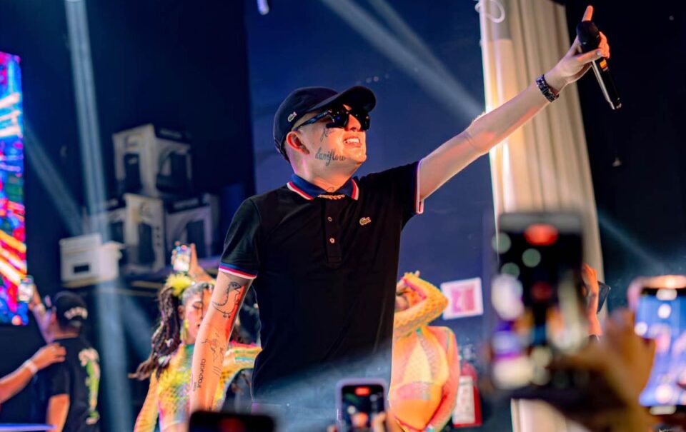 ¡Martillazo! Dani Flow sufre tremenda caída de sentón