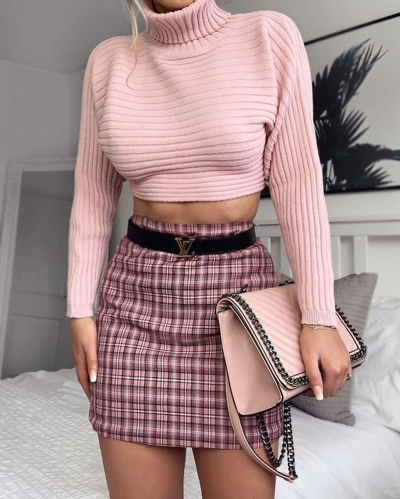 Para el look de Gretchen Wieners te traemos la opción de usar una blusa corta con la falda de cuadros y una cinturón. Foto: Especial
