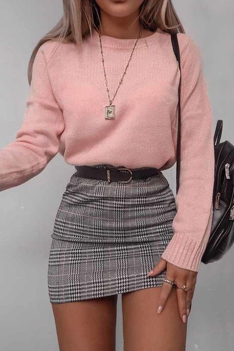 Pero también la opción más clásica con una blusa larga o suéter en rosa pálido y falda de cuadros en color gris. Foto: Especial