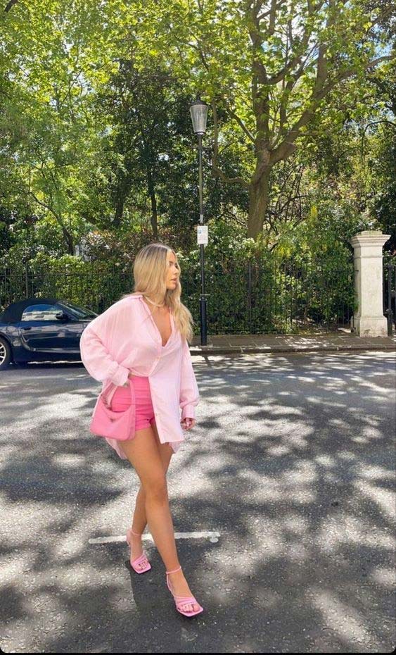 Karen Smith opta por un look monocromático y viste toda en color rosa. Te dejamos una idea con una camisa overside y un short o falda. Foto: Especial
