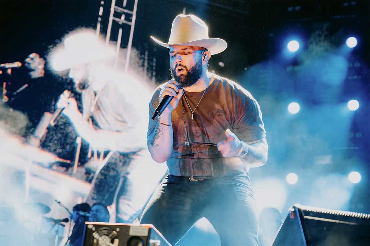 3.- Qué más puedo pedir- Carin León