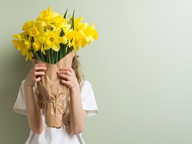 ¿Por qué se regalan flores amarillas el 21 de marzo?