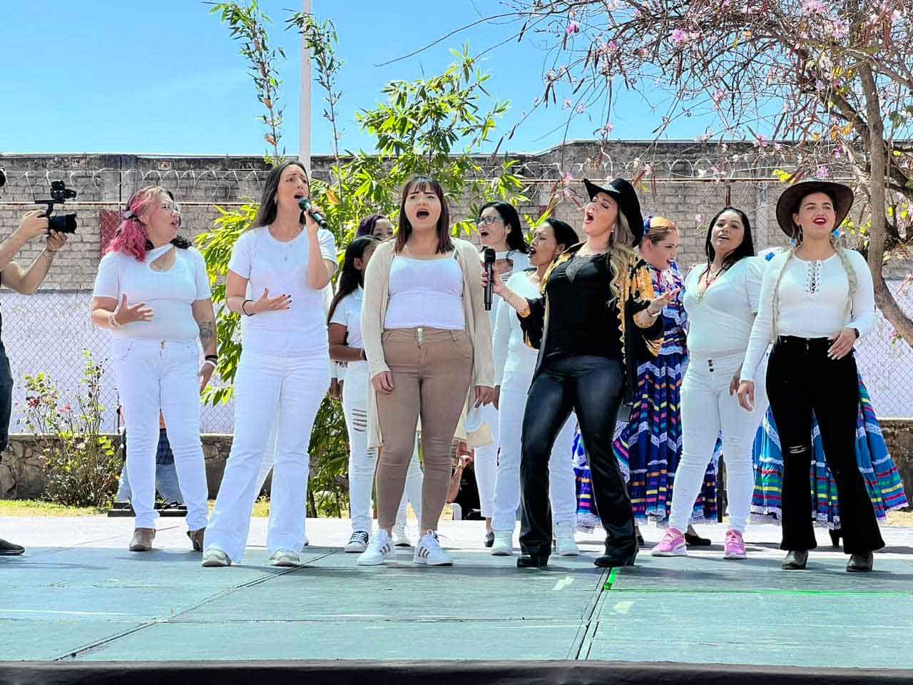 Cantó las presas. Foto: Especial